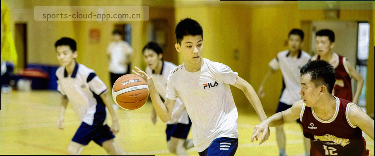 夜间球场俯拍与跑动轨迹热力图叠加，冷色为主